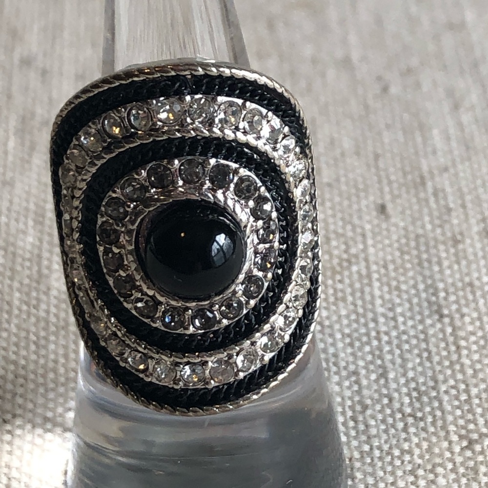 Silvertone ring w/circle design, rhinestones